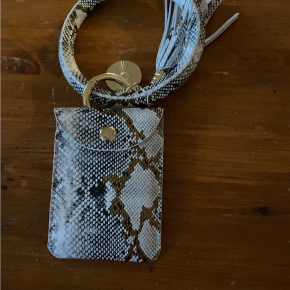 Hand bags - Picture 3 of 7